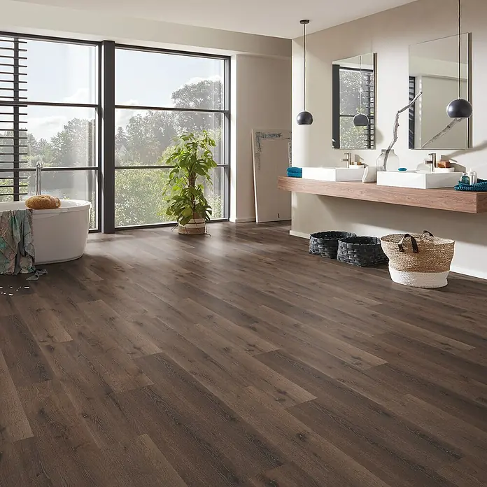 Vinylboden Strong SPC Structure - Mississippi, Landhausdiele, 1.220 x 228 x 3,8 mm - Dieses Bild zeigt einen luxuriösen Badezimmerboden mit braunen Holzdielen, der eine warme und elegante Atmosphäre schafft.