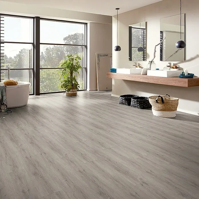 Vinylbodenmuster Rigid SPC Eiche Sombra - 280 x 160 x 3,8 mm, Landhausdiele - Ein Badezimmer mit modernem Vinylboden in Holzoptik, das eine warme und einladende Atmosphäre schafft. Der Boden harmoniert perfekt mit den hellen Farbtönen.