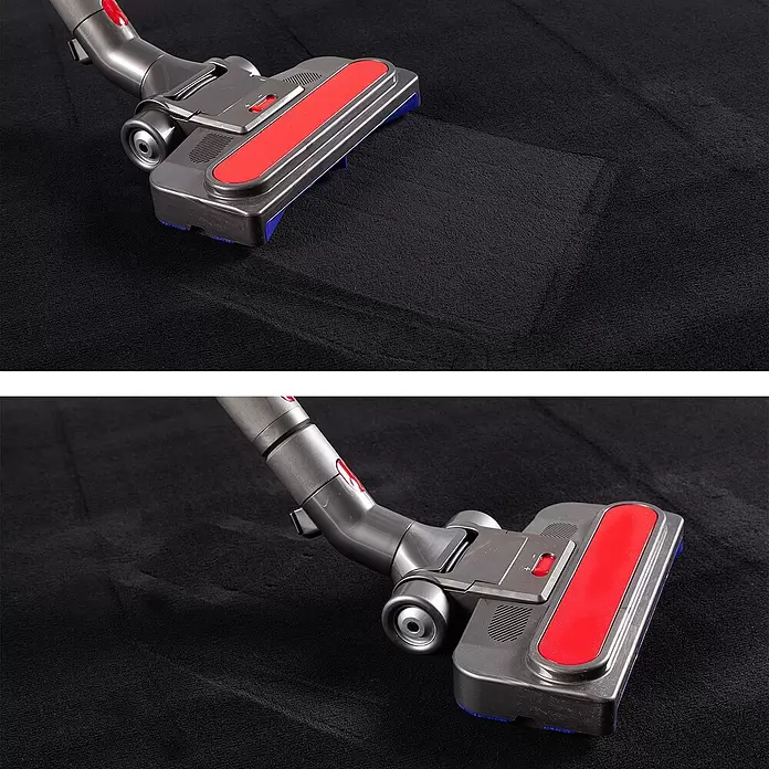 Kurzflorteppich Sky - Schwarz, Durchmesser: 160 cm, 100 % Polyester - Grauer Staubsaugerkopf mit roten und blauen Akzenten, der einen schwarzen Teppich reinigt und eine frisch gesaugte Bahn zeigt.