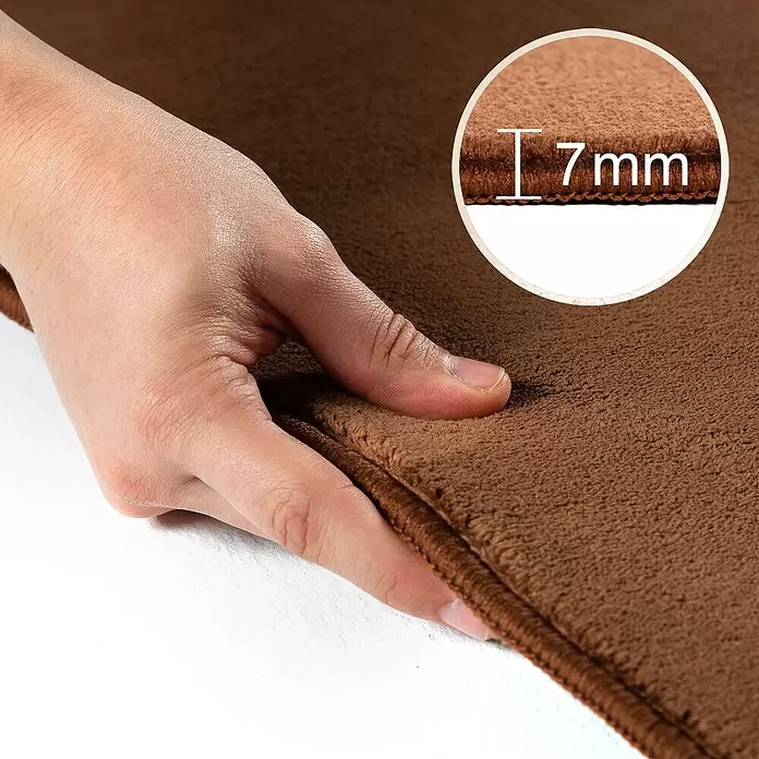 Kurzflorteppich Sky - Braun, Durchmesser: 120 cm, 100 % Polyester - Hand drückt in weiche braune Matte, betont flauschige Textur und 7mm Dicke.