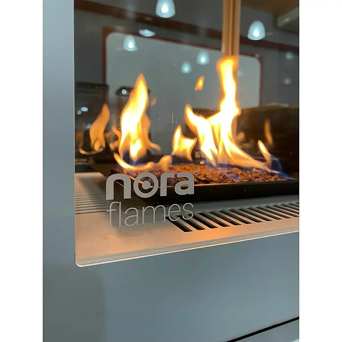 Nora Flames Estufa de exterior Aspro - 8 kW, Altura: 155 cm - Primer plano de una chimenea de etanol Nora Flames, creando un ambiente cálido y acogedor con una estética moderna.