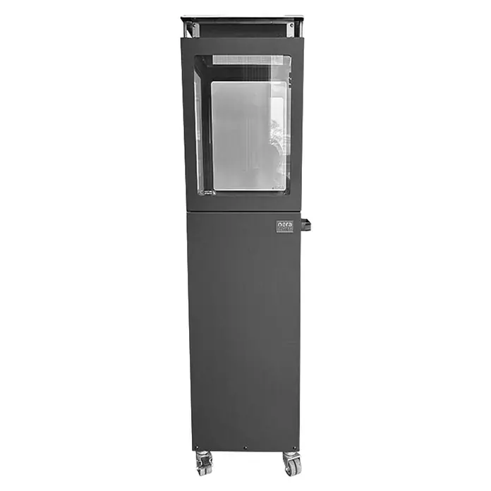 Nora Flames Estufa de pellets de exterior Ilios - 5 kW, Altura: 142 cm, Antracita - La imagen muestra un armario Nera en negro, con ruedas para facilitar la movilidad y una puerta de cristal en la parte superior.