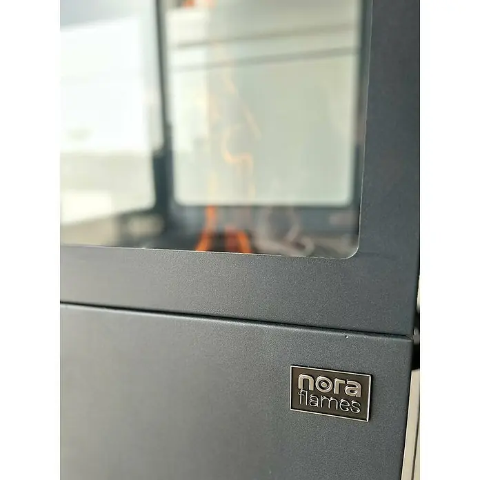 Nora Flames Estufa de pellets de exterior Ilios - 5 kW, Altura: 142 cm, Antracita - Primer plano de una chimenea Nora Flames, que muestra su diseño moderno y un rendimiento de calefacción eficiente.