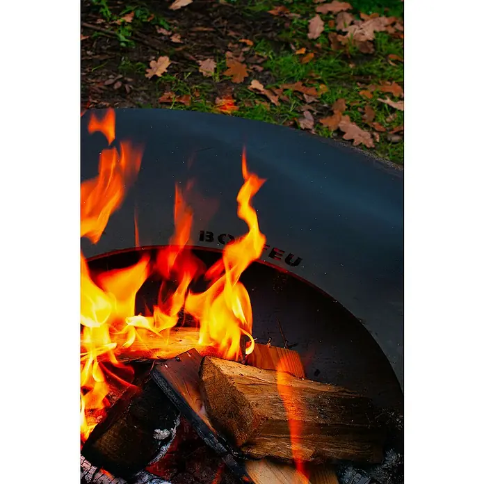 Bonfeu Brasero Bonfeu Plus - Diámetro: 80 cm, Acero Corten - Primer plano de un brasero con leña ardiendo, ideal para veladas acogedoras al aire libre.