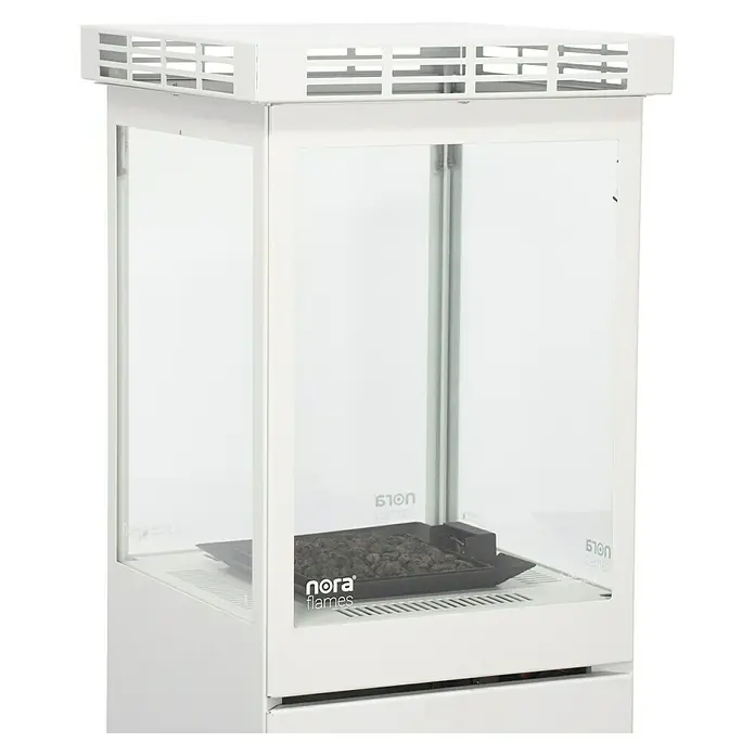 Nora Flames Estufa de exterior Aspro - 8 kW, Altura: 155 cm - Primer plano de una chimenea de etanol Nora Flames, que combina diseño moderno y radiación de calor.\n