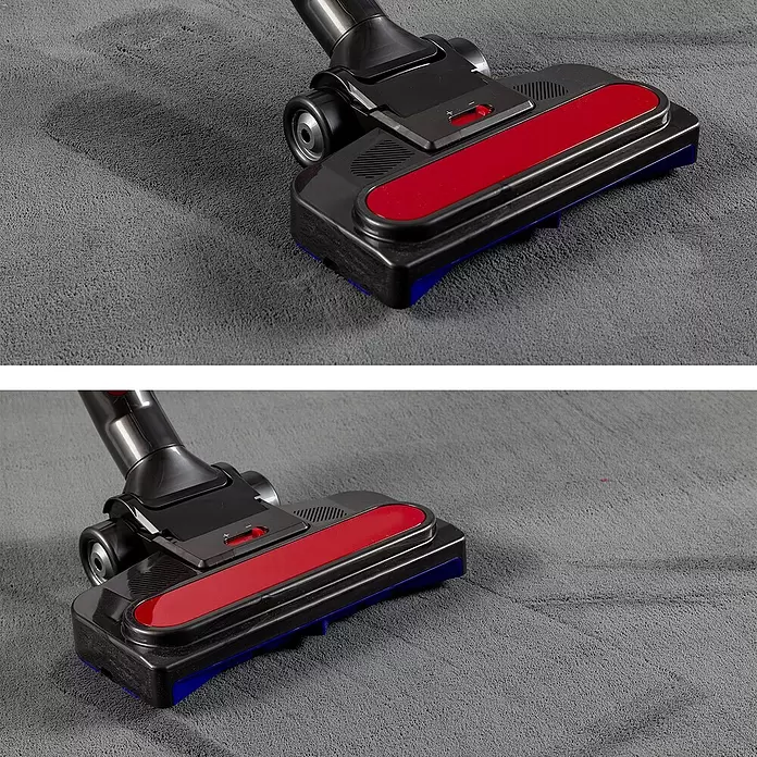 Kurzflorteppich Sky - Grau, Durchmesser: 120 cm, 100 % Polyester - Schwarzer und roter Staubsaugerkopf reinigt grauen Teppich und hinterlässt deutliche Spuren.