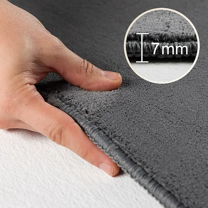 Kurzflorteppich Sky - Grau, Durchmesser: 120 cm, 100 % Polyester - Detailansicht einer grauen Badematte mit einer Dicke von 7 mm, hervorgehoben durch eine Nahaufnahme.