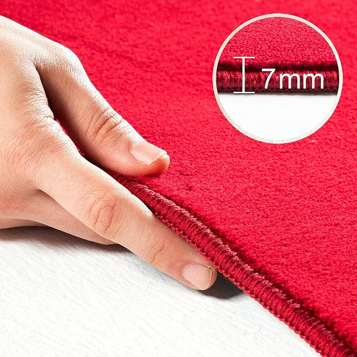 Kurzflorteppich Sky - Rot, Durchmesser: 120 cm, 100 % Polyester - Rote Teppichdetails mit einer Dicke von 7 mm, die die hochwertige Verarbeitung und die feinen Materialien des Teppichs hervorheben.