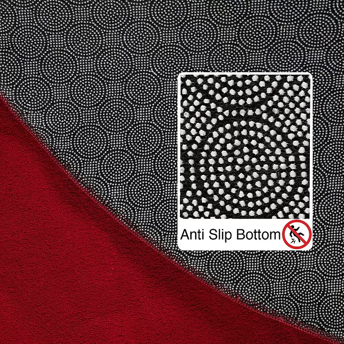 Kurzflorteppich Sky - Rot, Durchmesser: 120 cm, 100 % Polyester - Nahaufnahme der Unterseite eines roten Teppichs mit schwarzer Antirutsch-Unterseite, weißen Noppen und „Anti Slip Bottom“-Aufschrift.