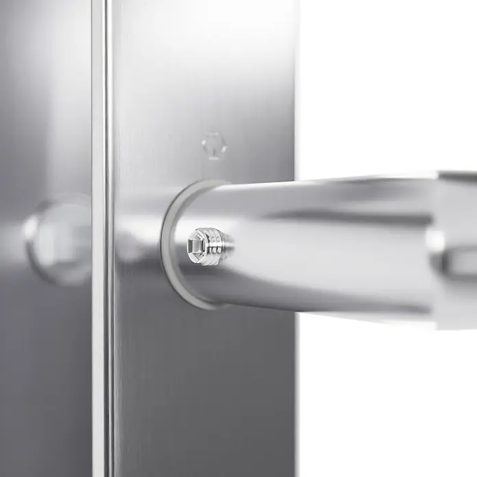 Hoppe Zimmertürgarnitur WC NarvikStärke Tür: 42 mm - 37 mm, Edelstahl, Schlitzkopf/Olive - Detailaufnahme eines modernen Türgriffs aus Metall mit einem Inbusschlüssel zur Befestigung. Das Design ist schlicht und funktional.