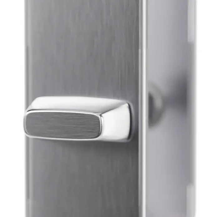 Hoppe Drückergarnitur WC Cardiff - Stärke Tür: 42 mm - 37 mm, Edelstahl, Schlitzkopf/Olive, Form Schild: Oval - Nahaufnahme eines modernen Türgriffs aus gebürstetem Edelstahl. Elegantes Design für ein stilvolles Zuhause.