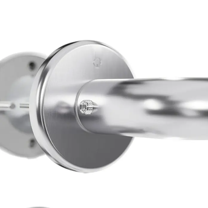 Hoppe Zimmertürgarnitur HelsingborgStärke Tür: 42 mm - 37 mm, Edelstahl, Buntbart - Nahaufnahme einer silbernen Kleiderstange mit Befestigungselementen an einer schwarzen Wand.
