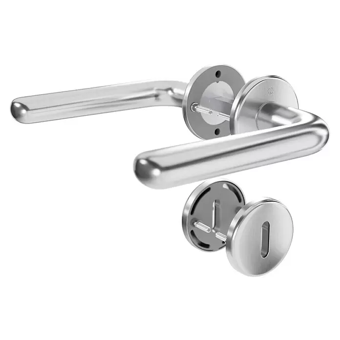 Hoppe Zimmertürgarnitur Helsingborg - Stärke Tür: 42 mm - 37 mm, Edelstahl, Buntbart - Silbernes Türgriff- und Schlüsselrosetten-Set aus gebürstetem Metall, unmontiert zur Präsentation der Komponenten.