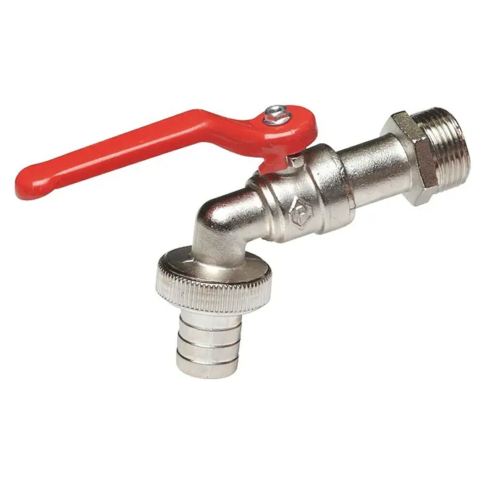 Floraworld Kugelauslaufhahn 1/2'' - Messing, Verchromt - Nahaufnahme eines Wasserhahns mit rotem Griff. Er ist aus Metall gefertigt und für den Sanitärbereich bestimmt, ideal für Installationen.