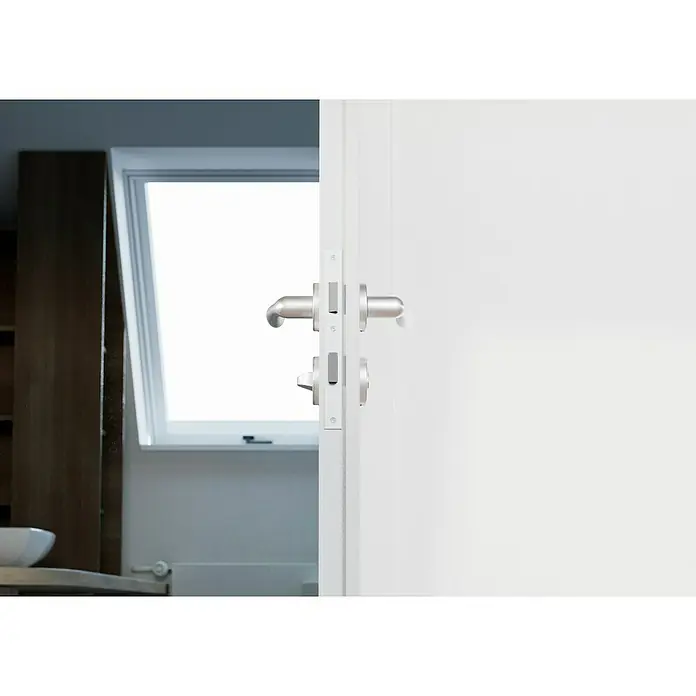 Hoppe Zimmertürgarnitur WC Verona - Stärke Tür: 42 mm - 37 mm, Aluminium, Schlitzkopf/Olive - Detailaufnahme einer modernen, weißen Tür mit silberfarbenen Türgriffen und Schlossmechanismus, die in einen hellen Raum führt.