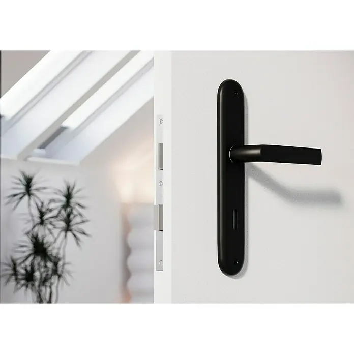 Hoppe Zimmertürgarnitur Hamburg - Stärke Tür: 42 mm - 37 mm, Aluminium, Buntbart - Schwarzer Türgriff an einer weißen Tür, der einen modernen und eleganten Touch verleiht. Minimalistisches Design, passend für moderne Inneneinrichtungen.