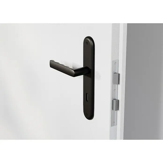 Hoppe Zimmertürgarnitur HamburgStärke Tür: 42 mm - 37 mm, Aluminium, Buntbart - Nahaufnahme eines Türgriffs, der an einer Innentür montiert ist, mit Fokus auf Design und Beschläge.