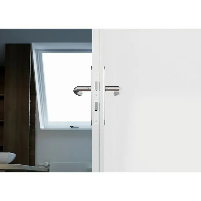 Hoppe Zimmertürgarnitur NarvikStärke Tür: 42 mm - 37 mm, Edelstahl, Buntbart - Nahaufnahme einer modernen Innentür mit Edelstahlbeschlägen, die Eleganz und Funktionalität in einem minimalistischen Design vereint.