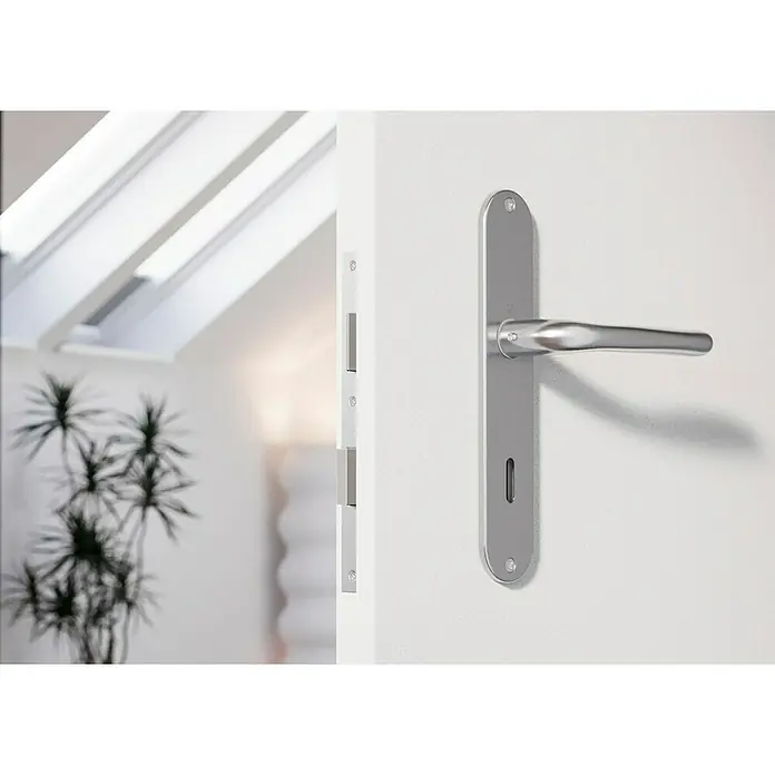 Hoppe Drückergarnitur Cardiff - Stärke Tür: 42 mm - 37 mm, Edelstahl, Buntbart, Form Schild: Oval - Nahaufnahme eines modernen Türgriffs aus Metall mit einem minimalistischen Design, montiert an einer weißen Tür.