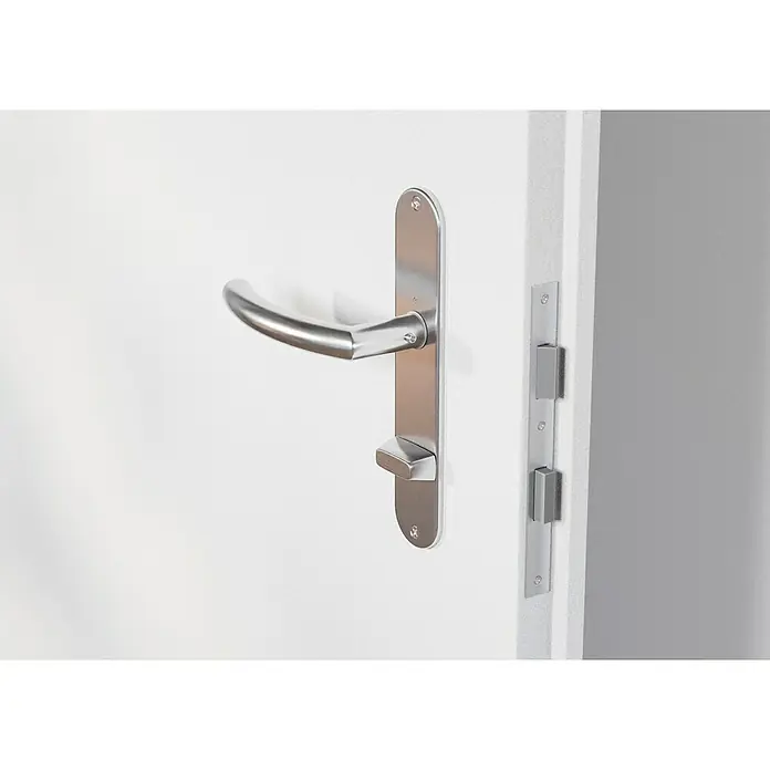 Hoppe Zimmertürgarnitur WC NarvikStärke Tür: 42 mm - 37 mm, Edelstahl, Schlitzkopf/Olive - Nahaufnahme eines modernen, silbernen Türgriffs mit dazugehörigem Schloss an einer weißen Tür, der elegant und funktional ist.