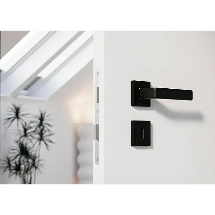 Hoppe Zimmertürgarnitur Dublin - Stärke Tür: 42 mm - 37 mm, Aluminium, Schwarz, Buntbart - Schwarzer Türgriff und Schloss auf einer weißen Tür, die einen modernen und minimalistischen Stil betonen.