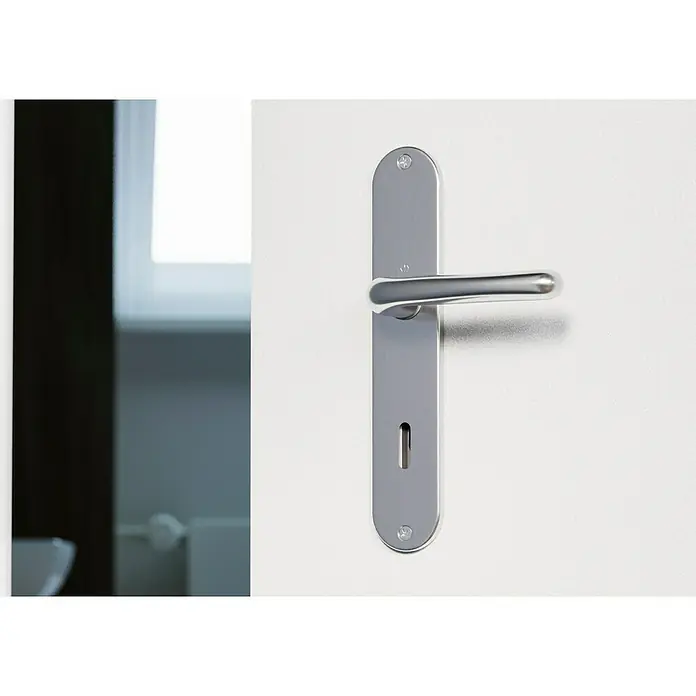 Hoppe Drückergarnitur Cardiff - Stärke Tür: 42 mm - 37 mm, Edelstahl, Buntbart, Form Schild: Oval - Nahaufnahme eines silbernen Türgriffs an einer weißen Tür, der ein elegantes und modernes Design aufweist.