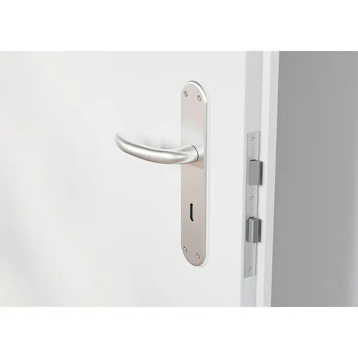 Hoppe Drückergarnitur Tokyo - Stärke Tür: 42 mm - 37 mm, Aluminium, Buntbart, Form Schild: Oval - Detailaufnahme einer geöffneten weißen Tür mit einem silbernen Türgriff und Schloss, das die Funktionalität und das moderne Design hervorhebt.
