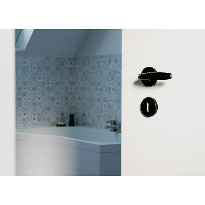 Hoppe Zimmertürgarnitur New YorkStärke Tür: 42 mm - 37 mm, Aluminium, Schwarz, Buntbart - Schwarze Türgriffe und ein Schlüsselloch an einer weißen Badezimmertür, die einen Blick auf eine Badewanne freigibt.