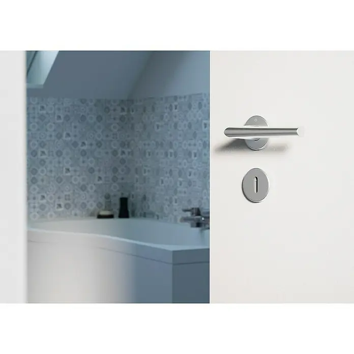 Hoppe Zimmertürgarnitur Stockholm - Stärke Tür: 37 mm - 42 mm, Aluminium, Buntbart - Nahaufnahme eines modernen Türgriffs und Schlosses an einer weißen Badezimmertür, die in ein Badezimmer mit Badewanne führt.