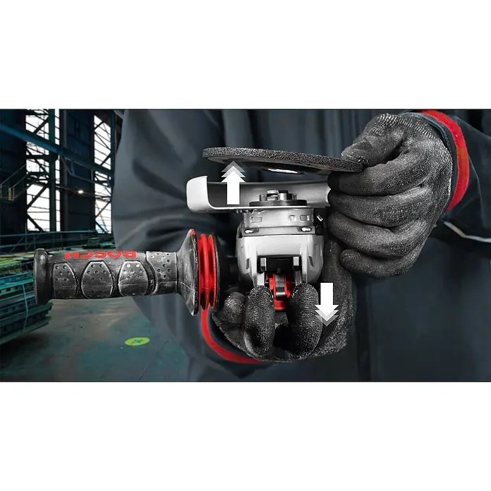 Bosch Professional X-Lock Elektro-Winkelschleifer GWX 14-125 - 1.400 W, Durchmesser Scheibe: 125 mm, Leerlaufdrehzahl: 11.000 U/min - Bild einer Person, die einen Bosch Winkelschleifer mit Griff und Schleifscheibe hält, hervorgehoben durch Richtungspfeile.