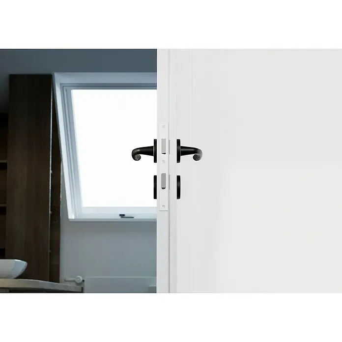 Hoppe Zimmertürgarnitur New YorkStärke Tür: 42 mm - 37 mm, Aluminium, Schwarz, Buntbart - Nahaufnahme eines weißen Türspalts mit einem eleganten, schwarzen Türgriff-Set, das modernes Design und Funktionalität vereint.