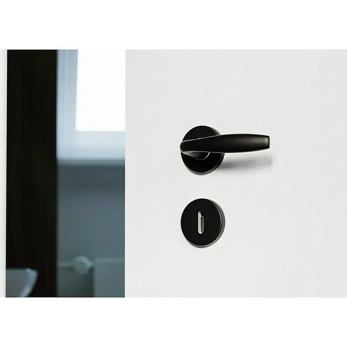 Hoppe Zimmertürgarnitur New York - Stärke Tür: 42 mm - 37 mm, Aluminium, Schwarz, Buntbart - Nahaufnahme eines schwarzen Türgriffs und Schlüssellochs auf einer weißen Tür, die ein elegantes und modernes Design zeigt.
