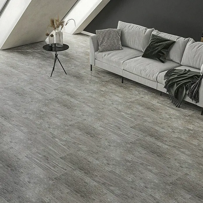 Feinsteinzeugfliese Saloon Silver - 30 x 60 cm, Grau/Silber, Matt - Die Abbildung zeigt einen modernen Raum mit einem grauen Holzboden, einem Sofa und einem kleinen Tisch mit Dekorationen.
