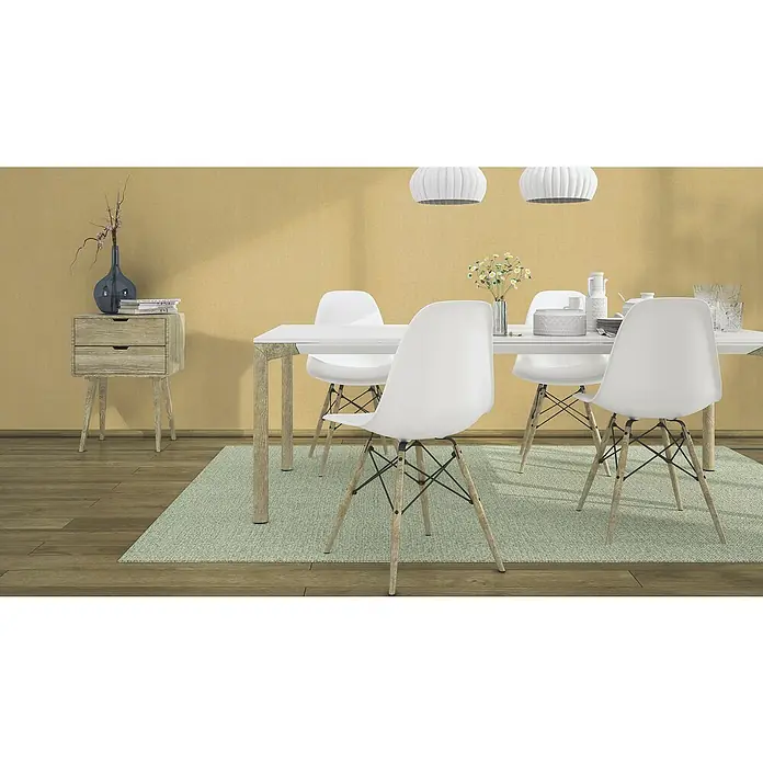 Rasch Color your life Vliestapete Uni-Struktur - Ocker hell, Uni, 10,05 x 0,53 m - Das Bild zeigt ein modernes Esszimmer mit einem weißen Esstisch und passenden Stühlen. Zwei Hängelampen beleuchten den Raum und erzeugen eine angenehme Atmosphäre.
