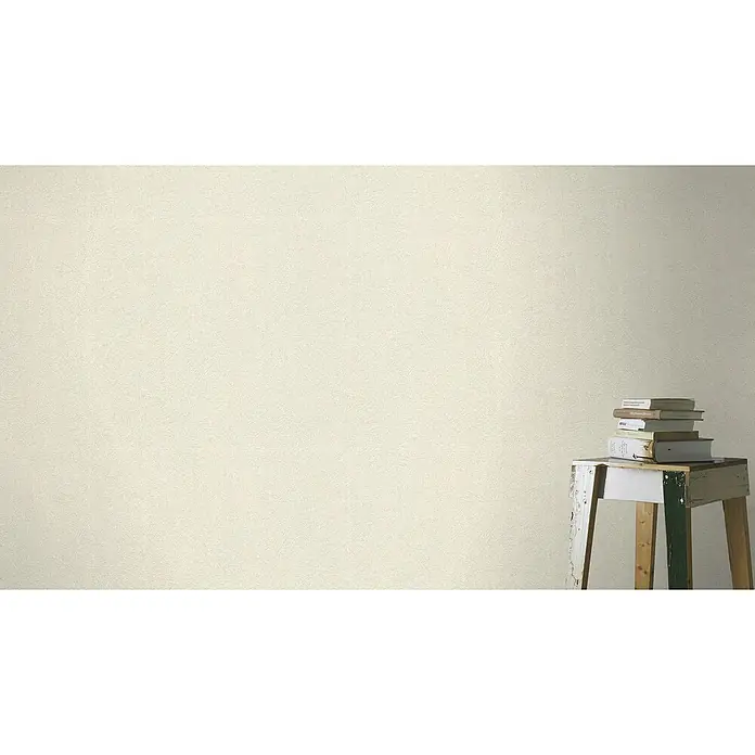 Rasch Wall Textures VI Vliestapete Strukturierter Putz-Uni - Offwhite, Streifen, 10,05 x 0,53 m - Ein Stapel Bücher liegt auf einem Holzhocker, der sich rechts im Bild befindet. Der Hintergrund ist eine einfarbige, leicht strukturierte Wand.