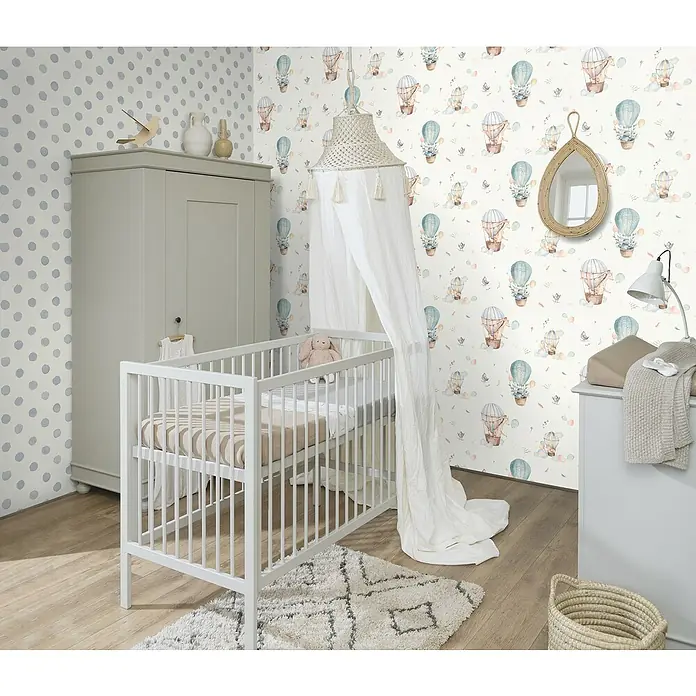 Rasch Kids World Vliestapete Ballon - Helltürkis, Tieroptik, 10,05 x 0,53 m - Babyzimmer mit weißem Gitterbett, Schrank und Wickelkommode. Luftballons als Wandmuster und ein Teppich mit geometrischen Mustern runden das Bild ab.