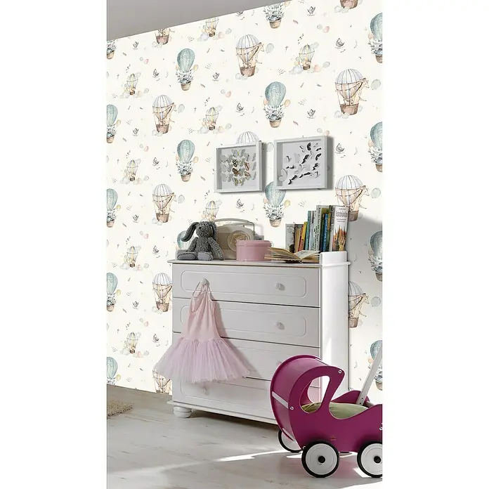 Rasch Kids World Vliestapete Ballon - Helltürkis, Tieroptik, 10,05 x 0,53 m - Kinderzimmer mit einer Kommode, Spielzeugen, rosa Kleid und einer hübschen Tapete mit Heißluftballons im Hintergrund.