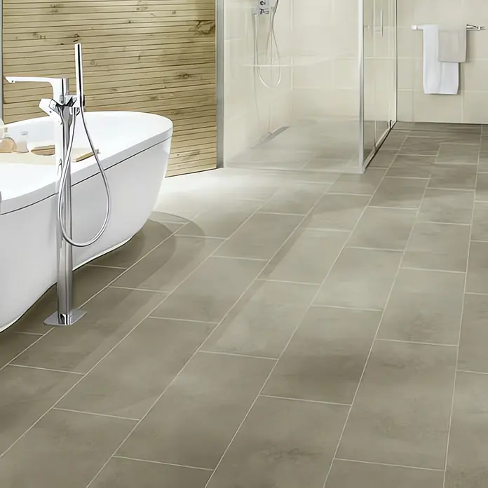 Art-Tec by Palazzo Feinsteinzeugfliese - 30 x 60 cm, Creme, Matt - Badezimmer mit freistehender Badewanne, ebenerdiger Dusche und Fliesenboden. Das helle und moderne Design schafft eine entspannende Atmosphäre.
