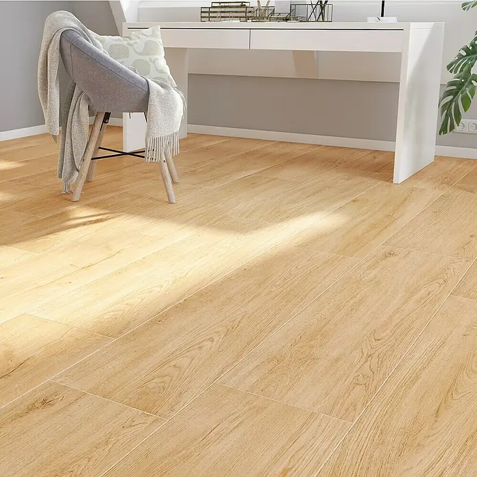 Harmonie by Palazzo Feinsteinzeugfliese - 30 x 120 cm, Eiche, Matt - Ein helles, holzartiges Laminat verlegt auf einem Boden, der eine warme und natürliche Atmosphäre erzeugt. Ideal für moderne Wohnräume.
