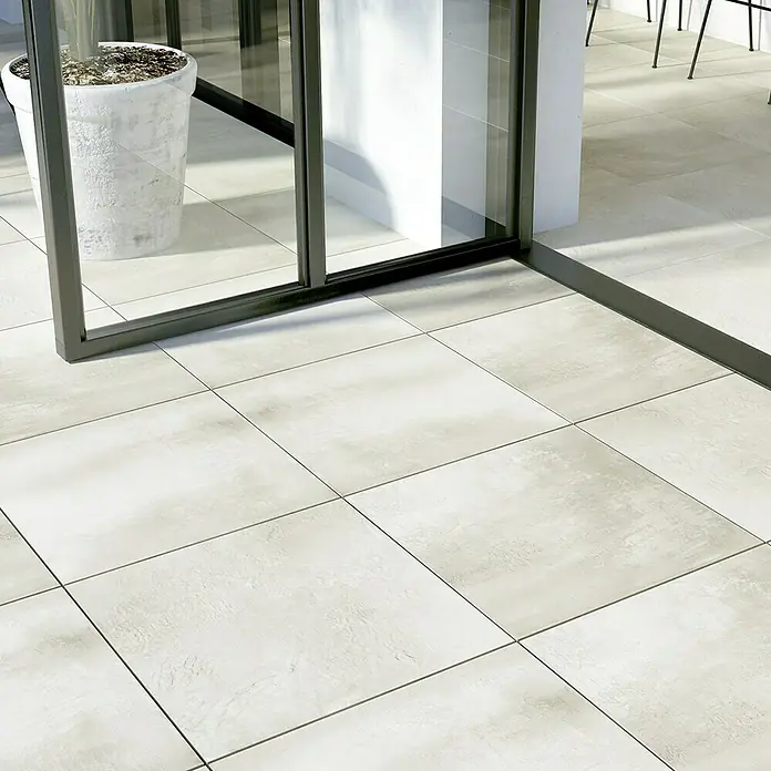 Cersanit Terrassenfliese Beton White - 59,3 x 59,3 x 2 cm, Weiß, Matt - Elegante quadratische Fliesen in einem hellen Farbton, verlegt in einem modernen Raum. Ideal für stilvolle Bodenbeläge.