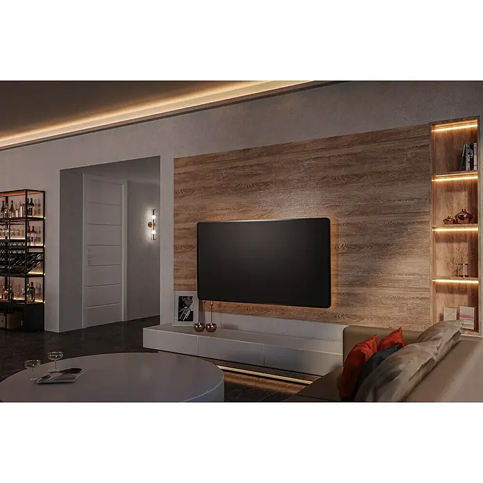 Tween Light LED-Band - Länge: 10 m, Lichtfarbe: Warmweiß, 13 W - Geräumiges Wohnzimmer mit modernem TV-Gerät an einer Holzwand, stimmungsvoll beleuchtet. Regale mit Dekorationen und gemütliches Sofa.