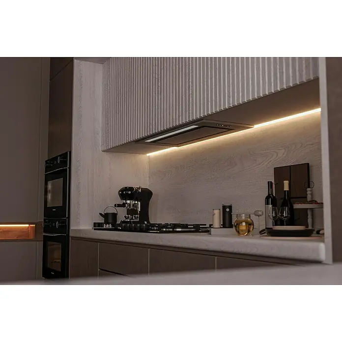 Tween Light LED-Band - Länge: 10 m, Lichtfarbe: Warmweiß, 13 W - Elegantes Küchendesign mit modernen Geräten und stilvoller Beleuchtung, die eine warme Atmosphäre schafft.