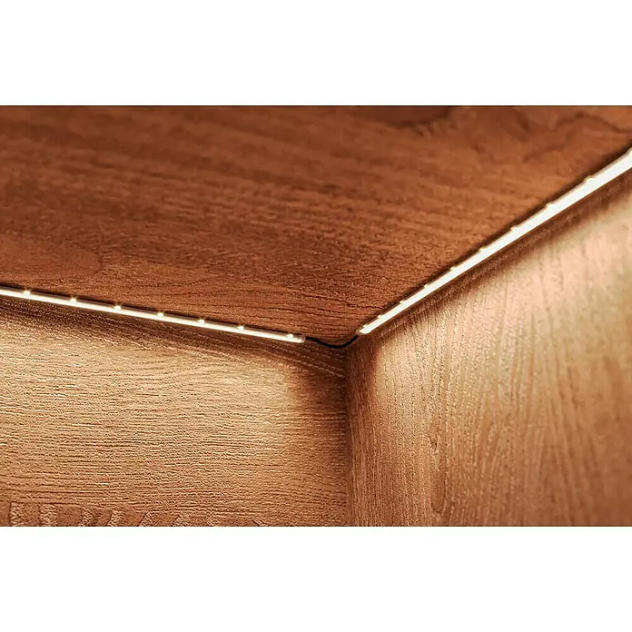 Tween Light Lichtleiste 4er Set - Länge: 160 cm, Lichtfarbe: Mehrfarbig, 0,15 W, Anzahl Leuchtmittel: 60 Stk. - LED-Lichtleiste unter einem Holzregal, die eine warme, gemütliche Beleuchtung für den Innenraum bietet. Perfekt für Akzentbeleuchtung.