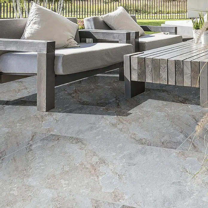 Terrassenfliese Nevada - 40 x 80 x 2 cm, Grau, Matt - Elegante graue Terrassenfliesen mit subtilen Marmoreffekten, die eine stilvolle und moderne Außenfläche schaffen.