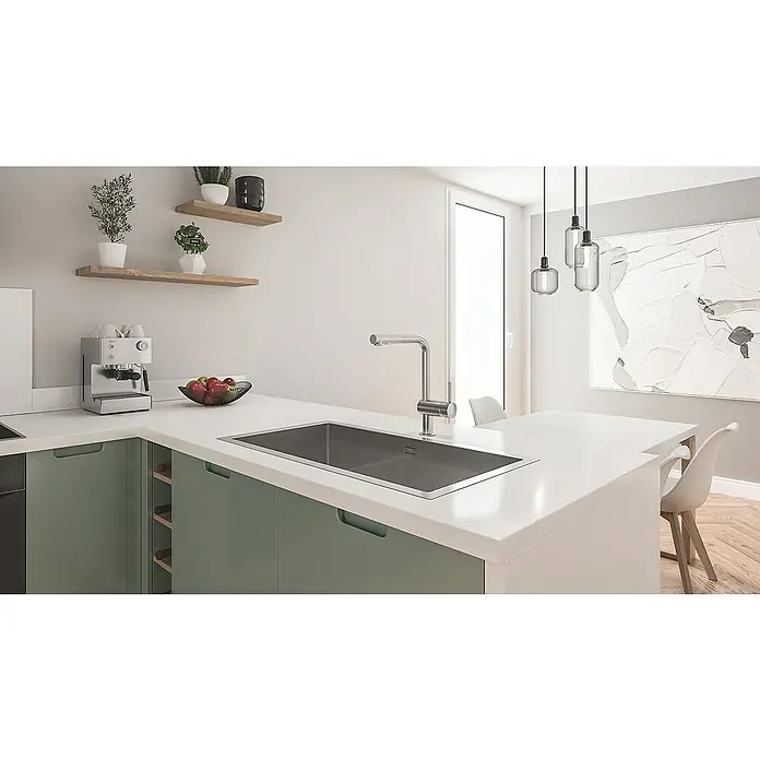Grohe Spültischarmatur Minta - L-Auslauf, Supersteel, Matt, Anzahl Strahlarten: 2 Stk. - Moderne Küchenspüle aus Edelstahl mit Einhebelmischer, eingebaut in eine elegante Kücheninsel mit Arbeitsplatte in Weiß.