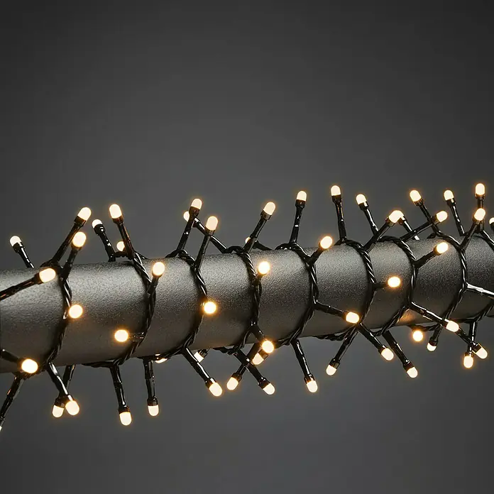 Konstsmide LED-Lichterkette - Außen, Lichtfarbe: Bernstein, Anzahl Leuchtmittel: 400 Stk., Netzbetrieben - Lichterkette auf einer Stange.