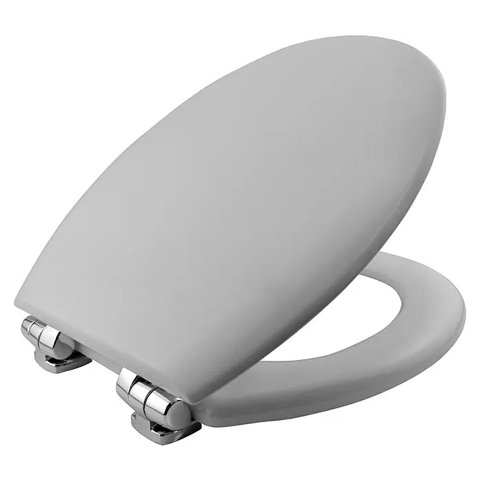 Poseidon Tapa de WC Rio - Madera, Gris Manhattan, Con caída amortiguada - Asiento de inodoro gris con accesorios cromados brillantes sobre un fondo negro.