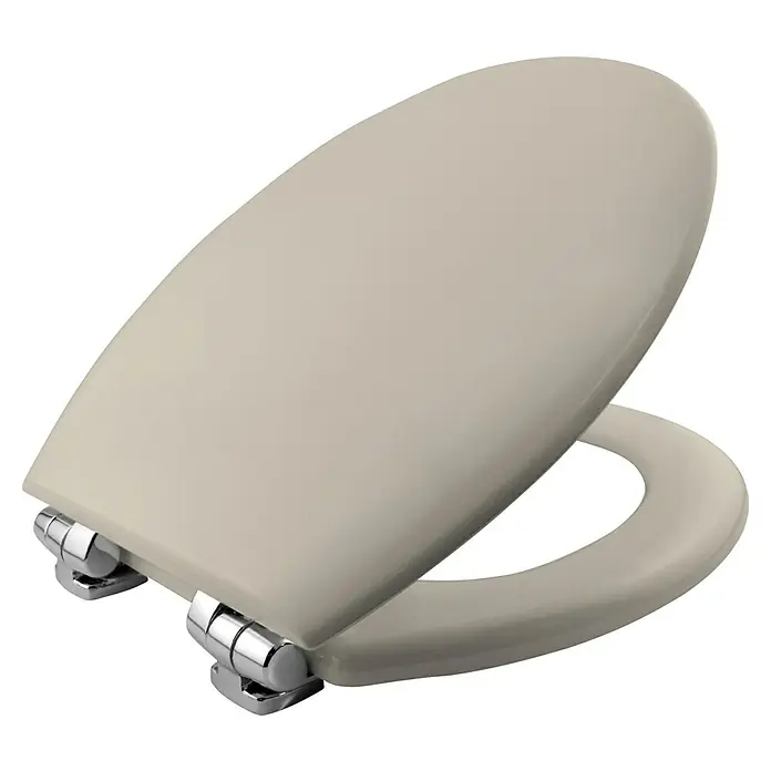 Poseidon Tapa de WC Rio - Madera, Beige Bahama, Con caída amortiguada - Aquí hay un asiento de inodoro color crema con bisagras cromadas brillantes, ligeramente abierto para revelar la forma ovalada del asiento.