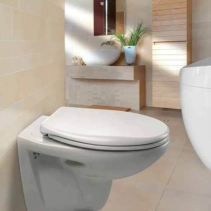 Poseidon Tapa de WC Florenz - Duroplast, Blanco, Con caída amortiguada - Inodoro blanco suspendido con tapa cerrada en un baño moderno y alicatado.
