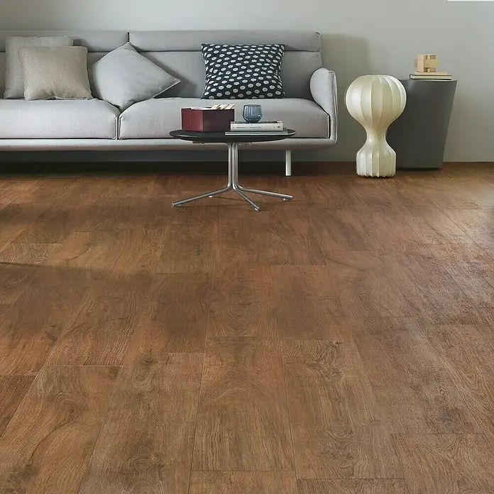 Harmonie by Palazzo Feinsteinzeugfliese - 30 x 120 cm, Eiche Dunkel, Matt - Elegantes Wohnzimmer mit stilvollem Bodenbelag in Holzoptik, der dem Raum Wärme und Charakter verleiht. Der Boden ist das Highlight des Raumes.
